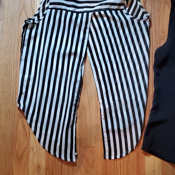 Forever 21 set of 2 button blouses - Picture 4 of 9